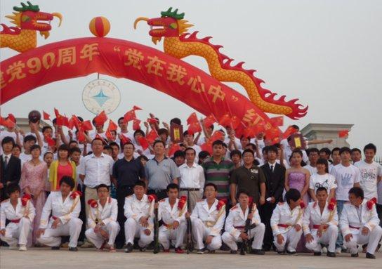 被关起来的吉娃娃为了出去,把门都给拆了,可是……